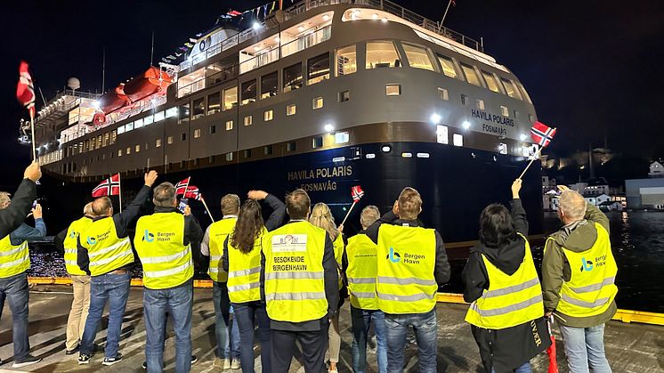 Employees of Havila Voyages greet Havila Polaris as she arrives in Bergen. 