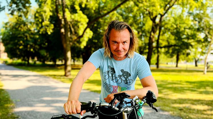 Emil Jensen har gjort hela sin hyllade sommarturné ”Än susar skogen” per cykel som en manifestation för miljön och klimatet.