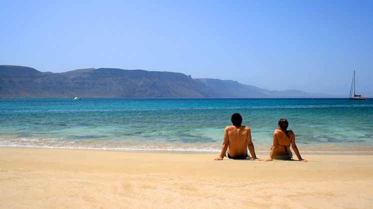 Ta en paus tillsammans med din partner på en av Kanarieöarnas idylliska stränder. Foto: Canary Islands Tourism.