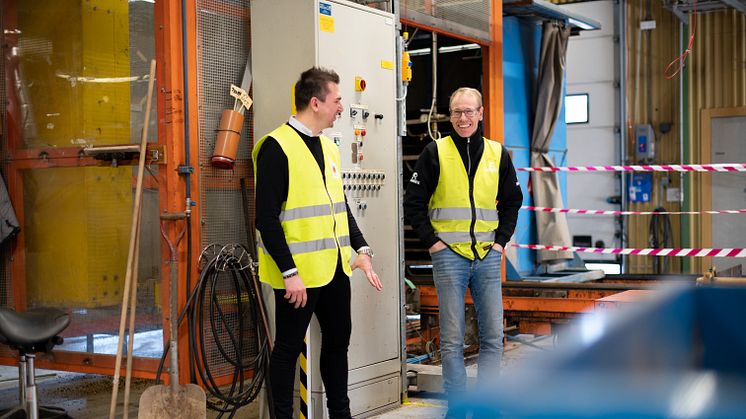 På bilden ser du Elvir, säljare på OEM Automatic, när han besöker Stora Ensos plantskola och snackar säkerhet.