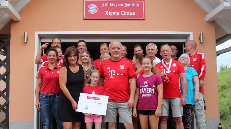 Mitglieder des Bayern Fanclubs Lipsia United vor ihrem Vereinsheim