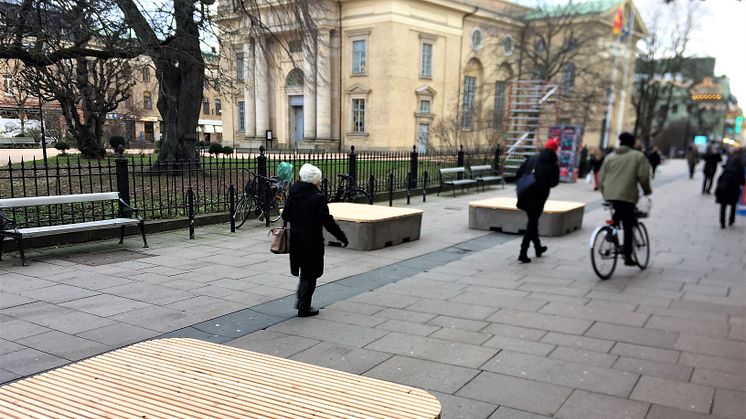 Några av de första fyra skyddsbarriärerna som 14 december placerades ut på Kungsgatan i Göteborg. Bild: Trafikkontoret Göteborgs Stad