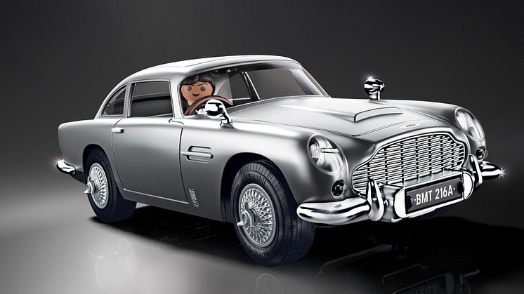 Unterwegs im Dienste Ihrer Majestät: Der James Bond Aston Martin DB5 – Goldfinger Edition von PLAYMOBIL fährt vor