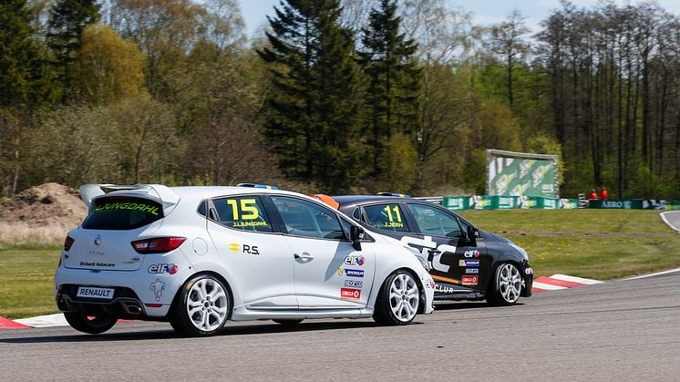 Det är Joel Jern (nr 11) Julius Ljungdahl (nr 15) och de andra förarna i Clio Cup JTCC kommer att jaga på Solvalla i helgen. Foto: Tony Welam/STCC