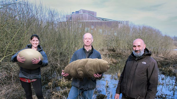 Från vänster: Sarah Atherton från Naturhistoriska Riksmuseet med ett förmodat björndjursägg, Ingemar Jönsson från Högskolan Kristianstad med jättebjörndjuret, och Roberto Guidetti från University of Modena & Reggio Emilia.