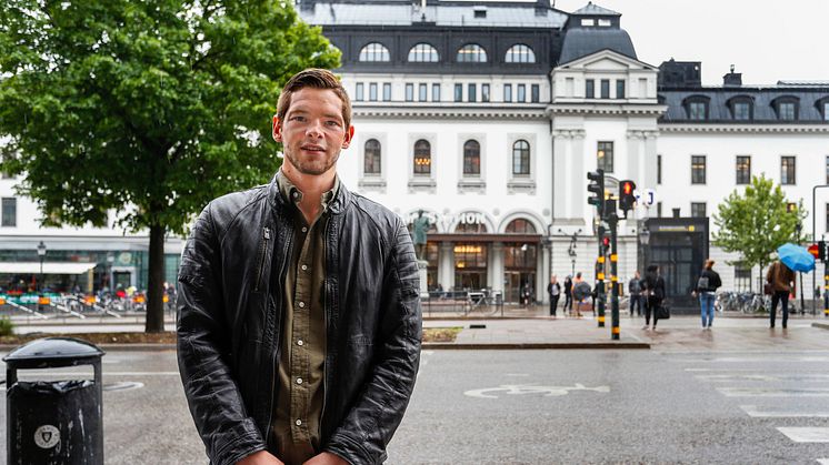 Stockholmaren Fredrik Blomstedt, här utanför centralstationen i huvudstaden, ser verkligen fram emot att få tävla på hemmaplan när STCC gösar Solvalla 16-17 juni. Foto: Tony Welam/STCC