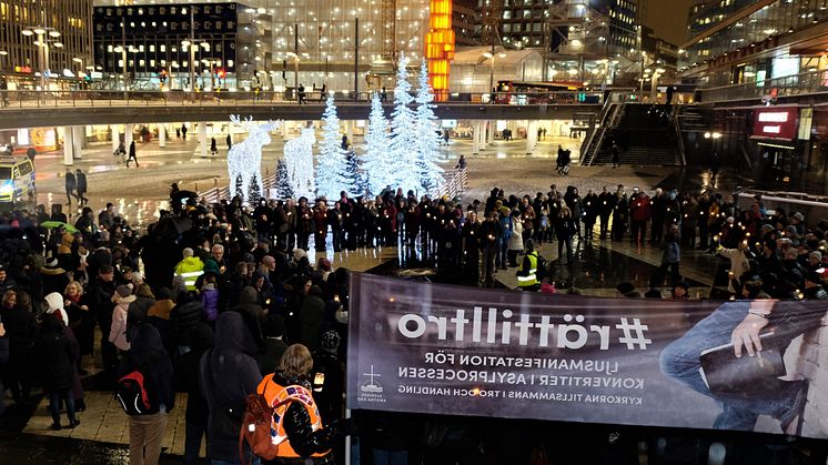 Efter förbönsgudstjänsten i Filadelfiakyrkan samlades många till en ljusmanifestation på Sergels torg där deltagarna formade ett hjärta.  Foto: Mikael Stjernberg.