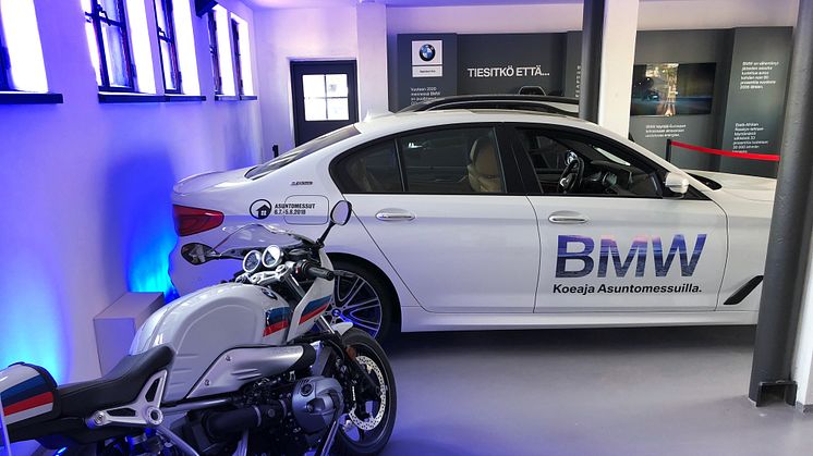 Kohteessa esiteltiin messujen ajan BMW:n sähkö- ja hybridiautoja sekä latausjärjestelmiä.