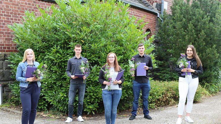 Nach Abschluss ihrer Ausbildung haben die Auszubildenden einen Anschlussvertrag bekommen: Melina Nuhn (Willingshausen, von links), Leon Schwalm (Neukirchen), Aileen Wagner (Neukirchen), Loris Tim Ide (Willingshausen) und Hannah Pschibul (Felsberg). 