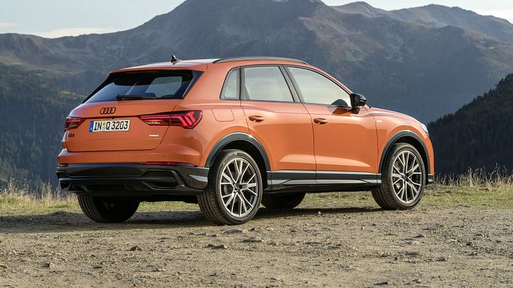 Audi Q3 (pulsorange) statisk bagfra