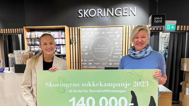 Det var med stor glede at Camilla Korsæth Reinhartsen, partneransvarlig hos Barnekreftforeningen (til v.) mottok den samlede donasjonen på 140 000 kr, som ble overrakt av butikksjef Inger Gulliksen på vegne av alle Skoringens 72 butikker