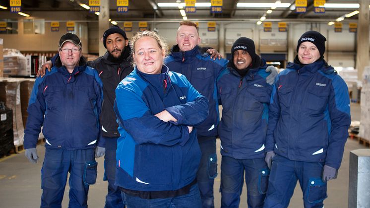 ”Jag tycker inte om kontorsarbete och ville göra något mer praktiskt”, säger Heidi Gravers Jensen, Logistics Operative på Dachser Denmarks logistikcenter i Kolding. Foto: Sine Nielsen