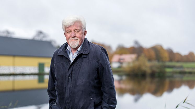 Rune Andersson stående bred vid vatten.jpg