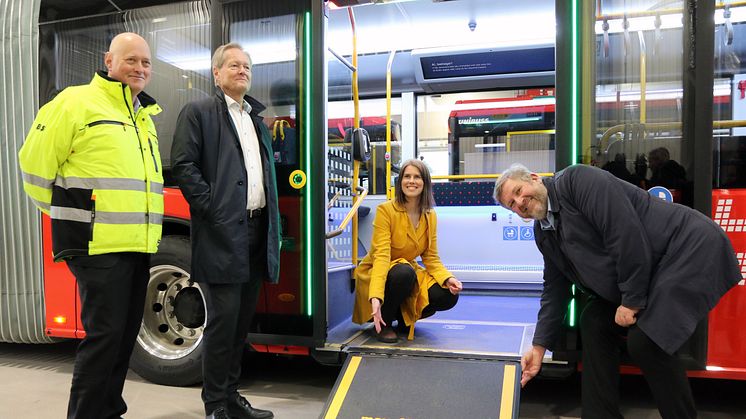 Øystein Svendsen, Cato Hellesjø, Sirin Stav og Bernt Reitan Jenssen viser stolt fram nye, utslippsfrie, sikrere og mer tilgjengelige busser som settes i drift 16. april. Foto: Ruter/Øystein Dahl Johansen