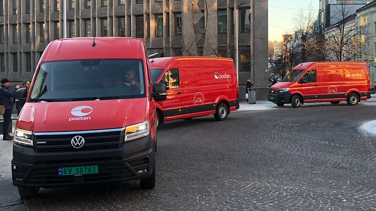 Disse elektriske varebilene fra Posten blir å se i juletrafikken i Oslo. Foto: Aleksander Alnes / Posten