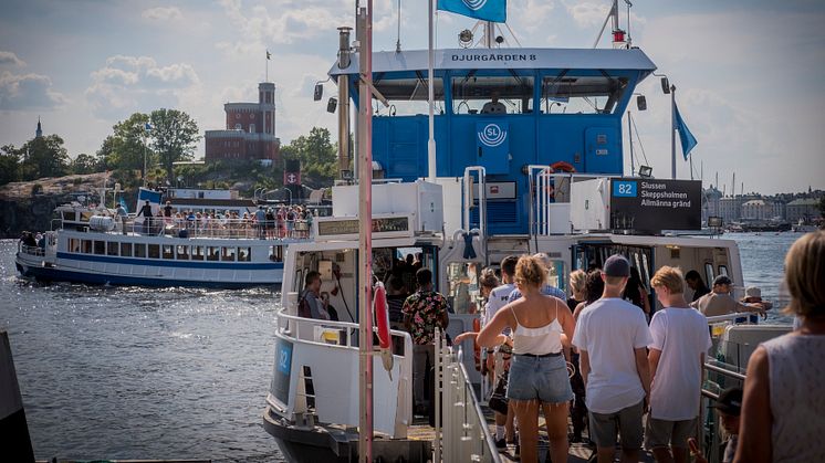 Den som ska gifta sig på Skansens drop in-bröllop 15 juni och tänkt ta Djurgårdsfärjan dit har chansen att få gratis fotografering ombord