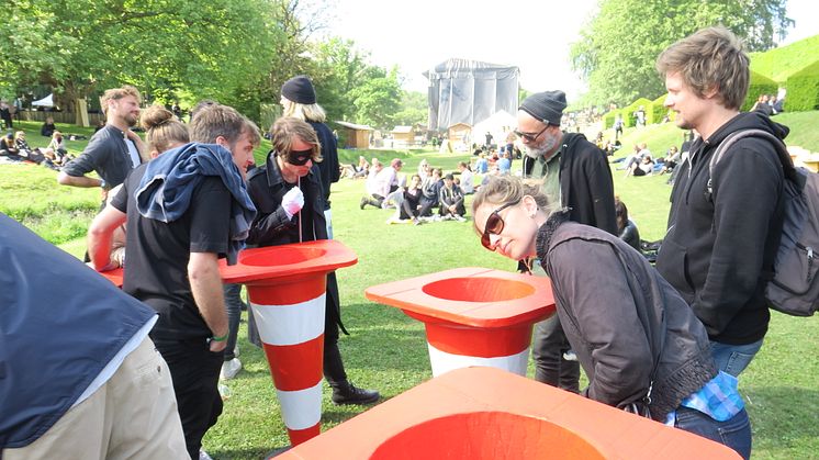 bob hund och Søren Bencke testar sitt ljudkonstverk "bob hund vs Papfar"på en festival i Danmark. 