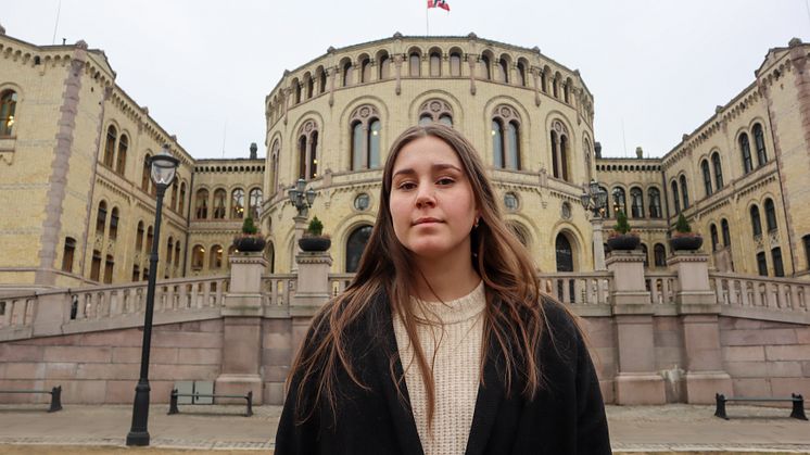 Leder i Changemaker, Naja Amanda Lynge Møretrø, foran Stortinget.