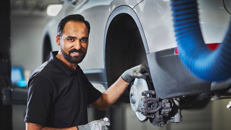 Sikandar “Sickan” Riaz jobbade tidigare bland annat som städare. Nu är han mekaniker på Förenade bil. Bild: Studio e, Rickard Johnsson