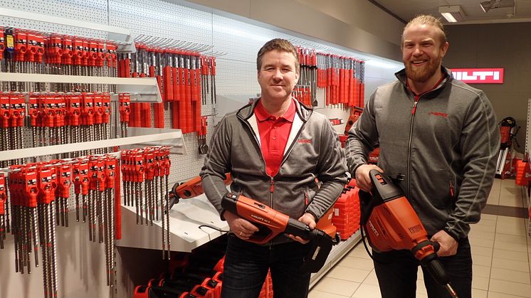 Salgsrepresentant Tore Nytrøen (t.v.) og senterleder Chris Föllmer (t.h.) viser stolt frem noe av Hilti verktøyet i den nye butikken i Alta. 