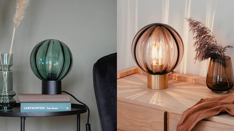 Den nye munnblåste og håndslipte krystallkulebordlampen er et unikt smykke som kaster magisk lys i hjemmet ditt.