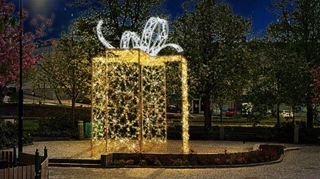 Den LED-belysta 3D-julklapppen på Ronneby Torgs scen. Detta är en digital skiss, den som placeras har måtten 4x3x3 meter.