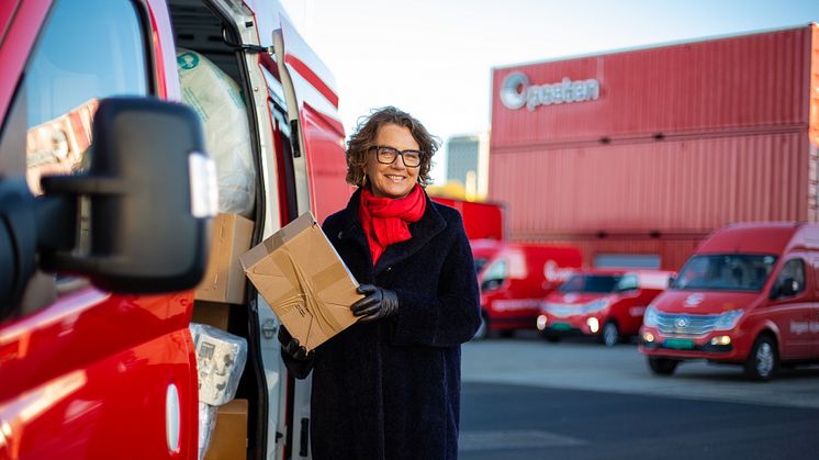 Tone Wille, konsernsjef i Posten, konstaterer at pakker fra netthandelen har vokst med 36 prosent siste 12 måneder og bidrar sterkt til Postens resultatforbedring. Foto: Håvard Jørstad/ Posten Norge AS