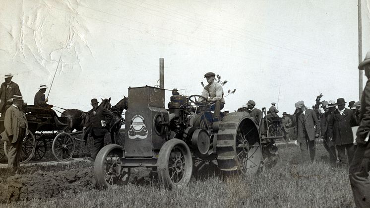 Den första serietillverkade versionen av Avance motorplog under demonstrationsplöjning på Ultuna 1913. Foto: Statens maskinprovningars arkiv, Riksarkivet