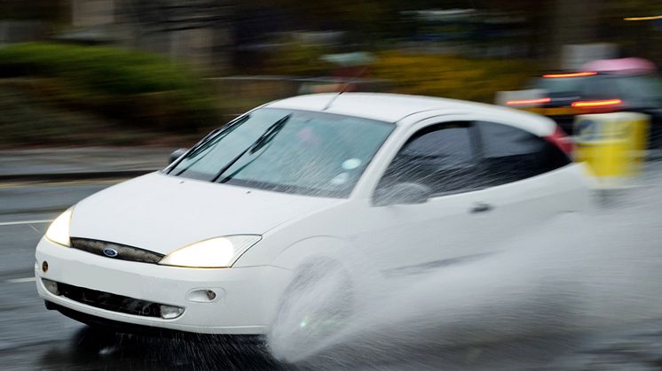 Biler «drukner» på oversvømte veier. Kjøring i dypt vann kan gå hardt utover bilens motor og elektronikk. 