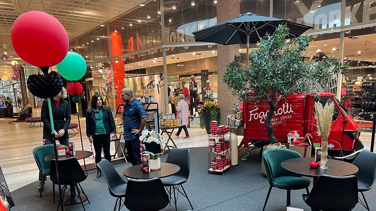 Kaffekonceptet Fograrolli har parkerat sin lilla röda kaffebil på torget utanför Åhléns.