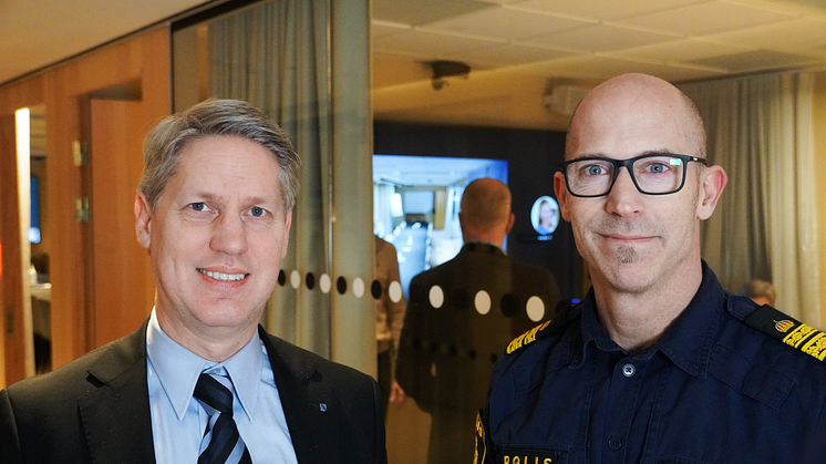 Kommunstyrelsens ordförande Henrik Thunes (M) tillsammans med Stephan Kiernan, chef för lokalpolisområde Sollentuna.