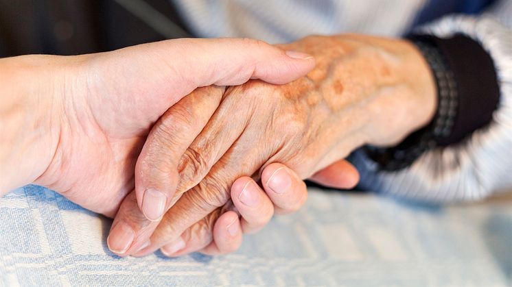 Besöksförbudet på äldreboenden upphör – från 24 februari tillåtet genomföra säkra besök