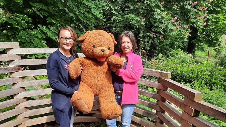 Katja Scholtz und Kerstin Stadler im Erinnerungsgarten des Kinderhospizes Bärenherz