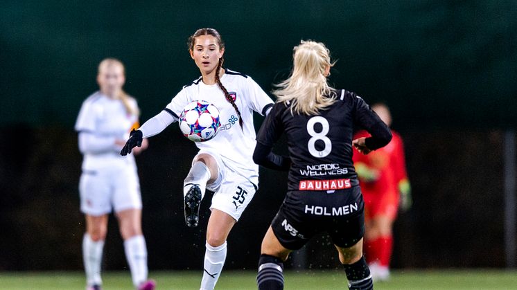 Matchbild från F19-slutspelet 2022 mellan Umeå IK och FC Rosengård 