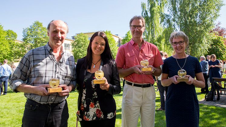 Ola Nyqvist, Cinikka Söderström, Tomas Jonsson och Ann-Britt Werner tog under fredagen emot sina Guldäpplen, priset som årets bäste lärare vid Högskolan i Skövde. Saknas på bilden gör den femte vinnaren Caroline Teh. 