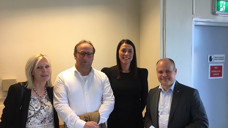 Kommundirektör Eva Hallberg, kommunstyrelsens ordförande Johan Andersson, Gasverkets verksamhetschef Ermina Mujdzic och justitieminister Morgan Johansson.