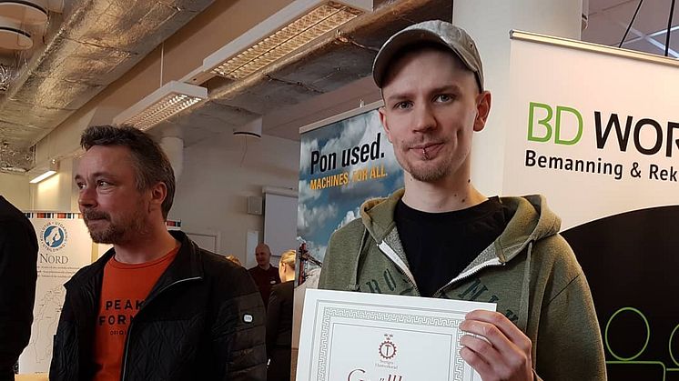 Patrik Kostet har  studerat till byggnadsmålare hos oss på Utbildning Nord och nu fått medalj som bevis på sin yrkesskicklighet.