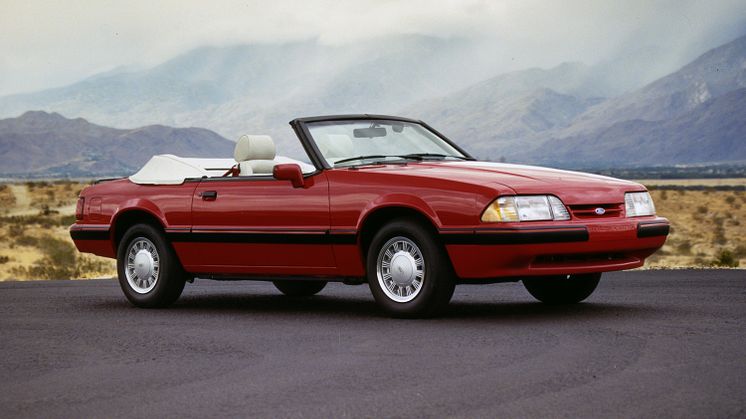 1989_Ford_Mustang_Convertible.jpg