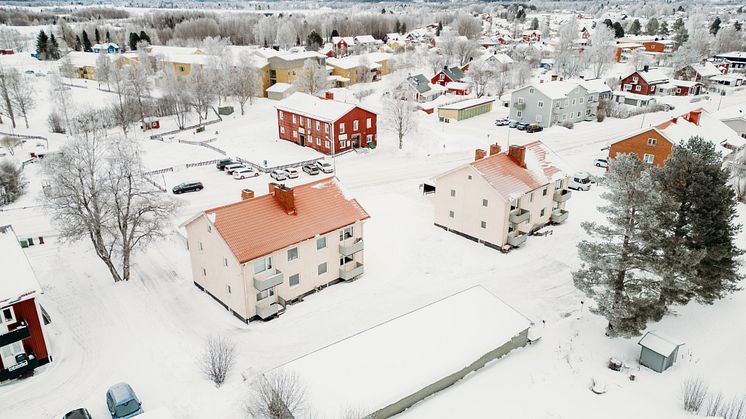 Genom att montera nya moderna termostater och ventiler på befintliga radiatorer har energikostnaderna i Magnus Nilssons fastigheter sänkts rejält. Foto: Yurika Palmqvist 