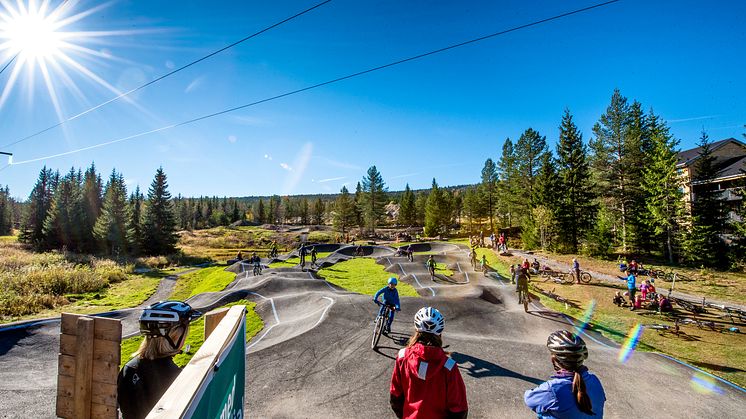 Sol og masse folk i Trysil i høstferien