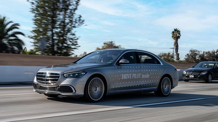 Mercedes-Benz er første bilproducent til at få godkendt førerløs teknologi i USA