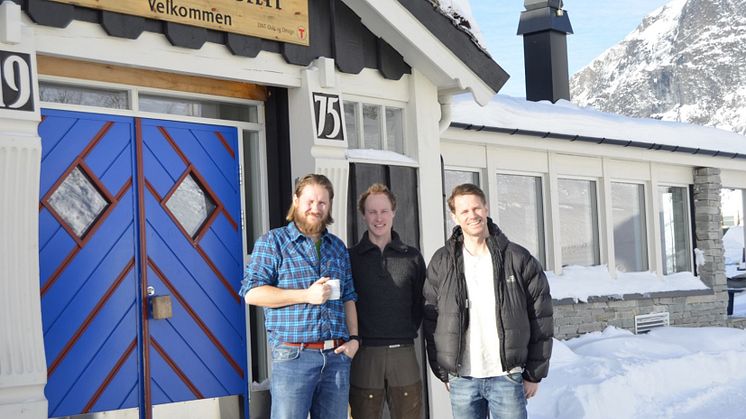 Bestyrer ved Gjendesheim Marius Haugaløkken, bonde Ola Kaurstad og prosjektleder Inge Lindseth (Foto: Oikos)