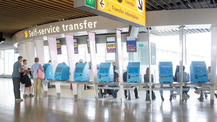 KLM's Self Service transfer desk på Amsterdam Airport Schiphol