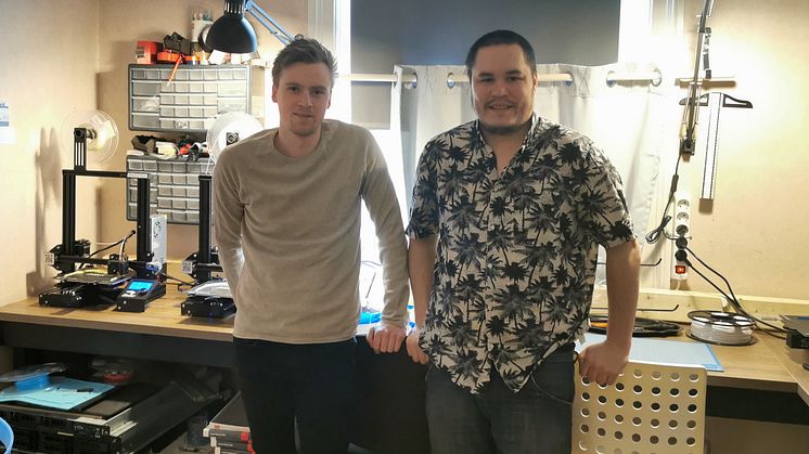 Truls Garder og Dennis Hernando Knudsen produserer smittevernutstyr fra en leilighet på Majorstua.