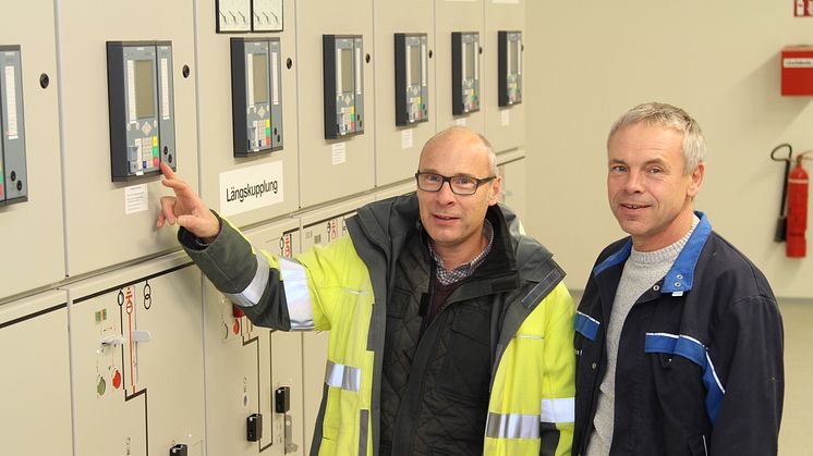 Projektleiter Frank Schuster (l.) und Betriebsstellenmeister Stefan Radau vor Ort in der neuen Schaltanlage im Umspannwerk Holzminden.