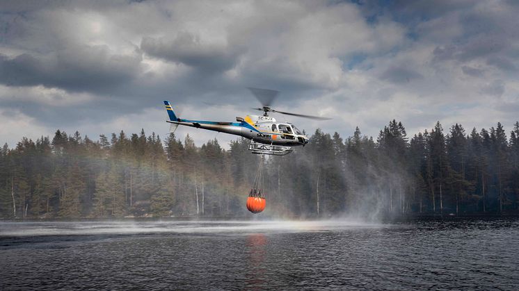 MSB:s helikoptrar och mindre skopande flygplan har ryckt ut till mer än 60 bränder