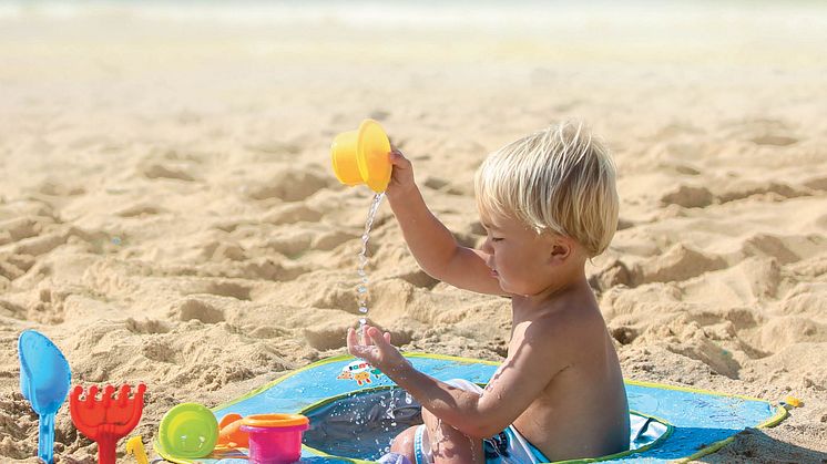 Strandpoolen gör att barnet kan leka på egen hand samtidigt som du som förälder har bra uppsikt.
