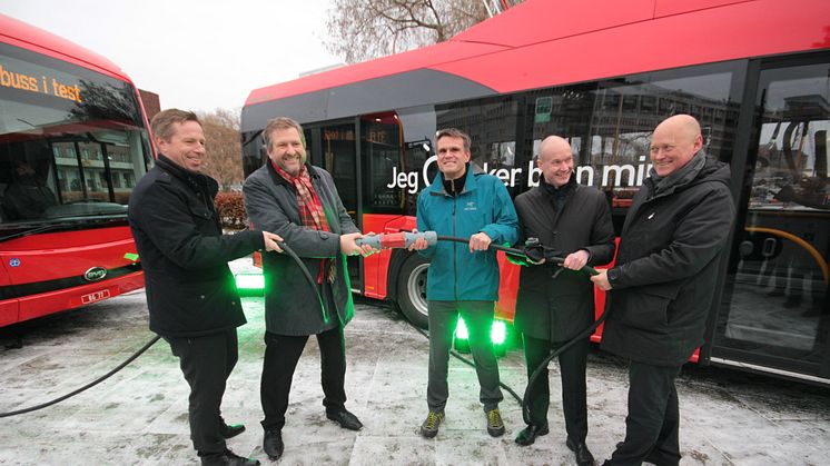 Grønt lys for grønn satsing: Atle Rønning i Norgesbuss, Ruters Bernt Reitan Jenssen, byrådssekretær Einar Wilhelsmsen,  Jan Volsdal i Nobina og Øystein Svendsen i Unibuss markerer starten på elektrifiseringen av busstilbudet i Oslo.