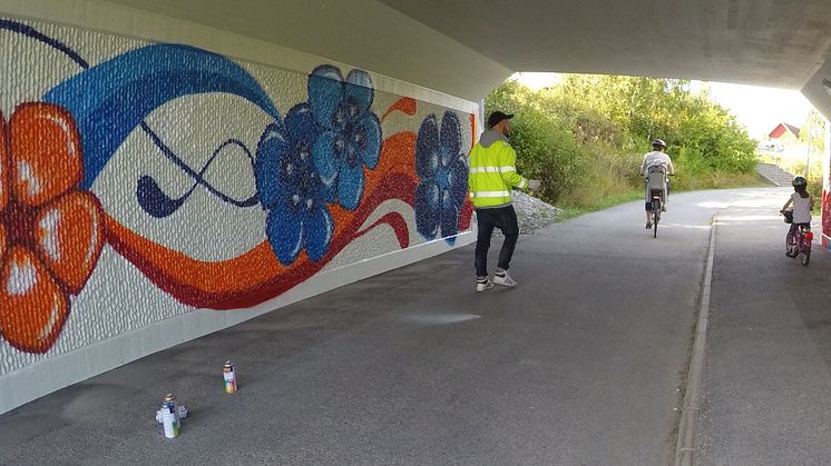 Rickard Nilsson som jobbar på Serviceförvaltningen är också graffitikonstnär, något som projektet har haft glädje av när cykeltunneln skulle få ljus och färg. 