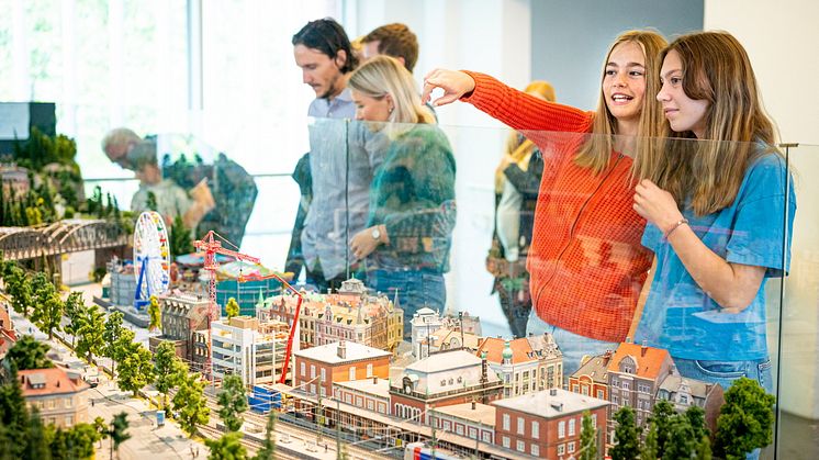 Modelljernbanens mange detaljer er populært for store og små. Foto: Lars Opstad